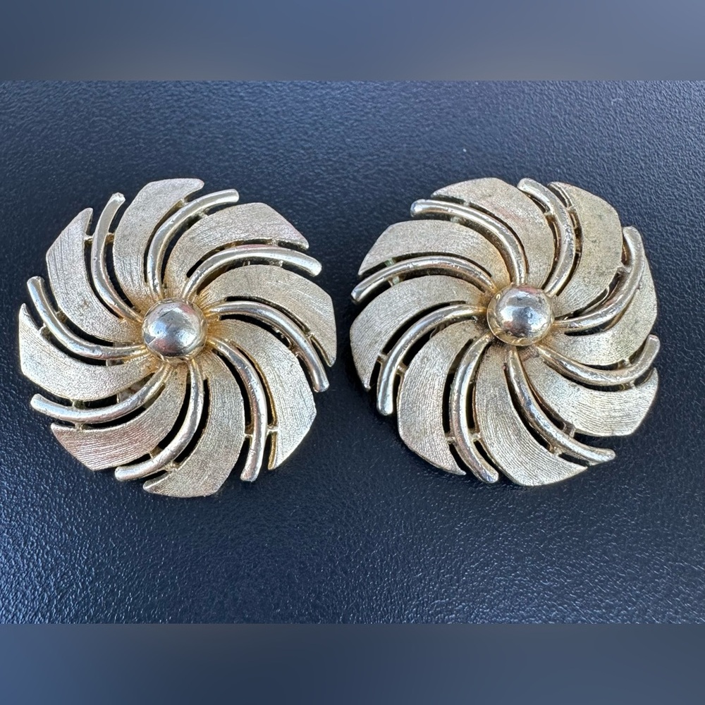 vintage Sarah Coventry "Golden Swirl" gold-tone clip-on earrings